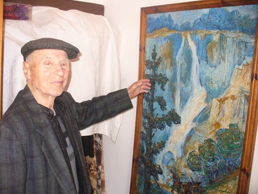 Илия Карагонов създаде художествена галерия в родното си село Тъжа, като някои от картините купи със собствени средства.