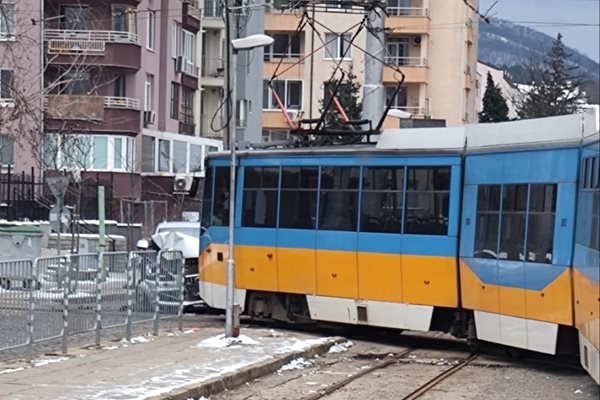 Кола и трамвай се сблъскаха на столичния булевард "Никола Петков" Снимка: Facebook/Ася Антонова