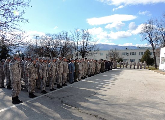 Военнослужещите по време на церемонията.