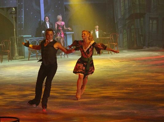 Албена Денкова и Максим Стависки са сред звездите в леденото шоу "Светлините на града".