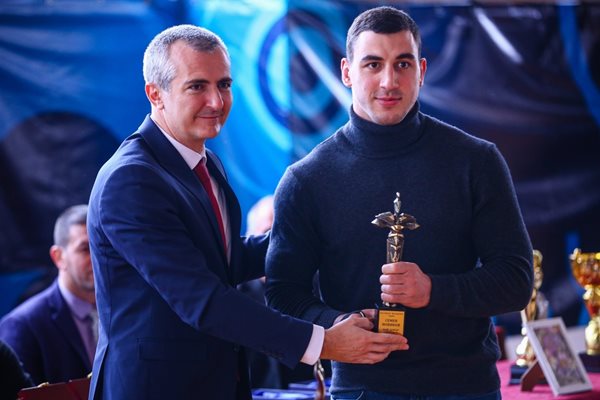 Спортният министър Димитър Илиев връчва приза на Семьон Новиков. Снимка: LAP.BG