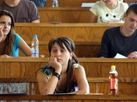 Момичета се съсредоточават на най-масовия изпит за Софийския университет.
СНИМКА: ПАРСЕХ ШУБАРАЛЯН
