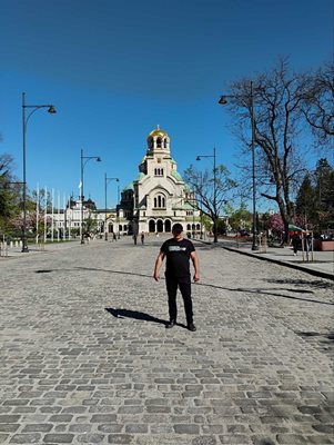 Пред храм-паметника "Св. Александър Невски", вероятно по време на отпуск от затвора