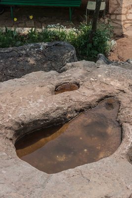 Водата в скалите на Богородична стъпка не замръзва никога.