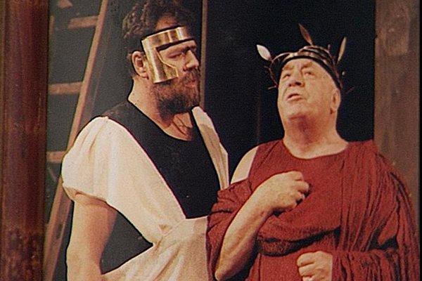 Калата си партнира с Ивайло на сцената на Сатирата в спектакъла "Ромул Велики" от Дюренмат. 
СНИМКИ: ПИЕР ПЕТРОВ И АРХИВ