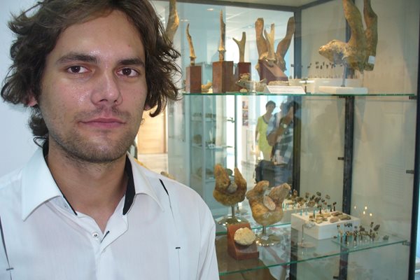 Внукът на Петър Попдимитров Таньо, който като 10-годишно дете намери сензационния зъб, днес завърша магистратура по археология в Софийския университет.