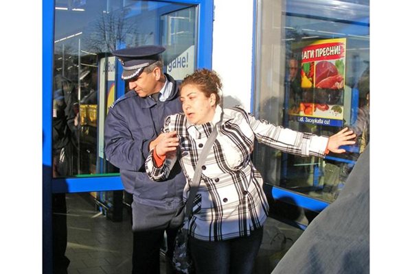 Полицай помага на жена, на която й прилоша от чакане пред магазина в Кърджали.