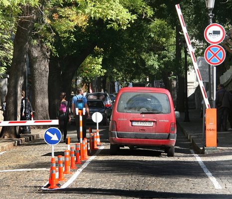 Новата бариера ще чете номерата на колите от 1 ноември. Снимка: Евгени Цветков