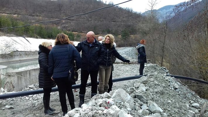 Министър Емил Димитров, Дани Каназирева и експерти вземат нови проби от река Юговска.