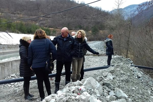 Министър Емил Димитров, Дани Каназирева и експерти вземат нови проби от река Юговска.