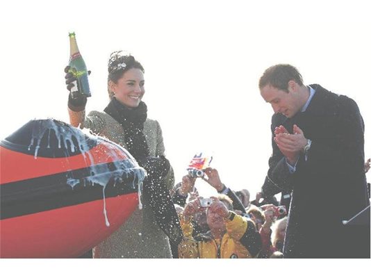 Бъдещият британски престолонаследник ръкопляска на годеницата си Кейт при пускане на спасителна лодка в Ангълси. 
СНИМКА: РОЙТЕРС
