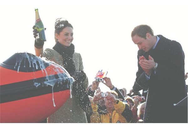 Бъдещият британски престолонаследник ръкопляска на годеницата си Кейт при пускане на спасителна лодка в Ангълси. 
СНИМКА: РОЙТЕРС
