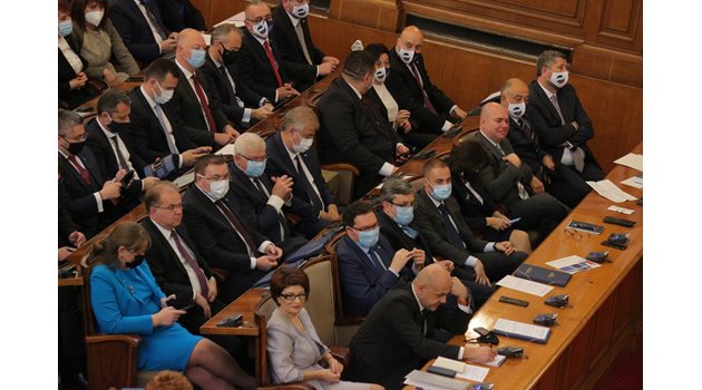 Най-примерните депутати в пленарната зала с маски са от ГЕРБ и ДБ.