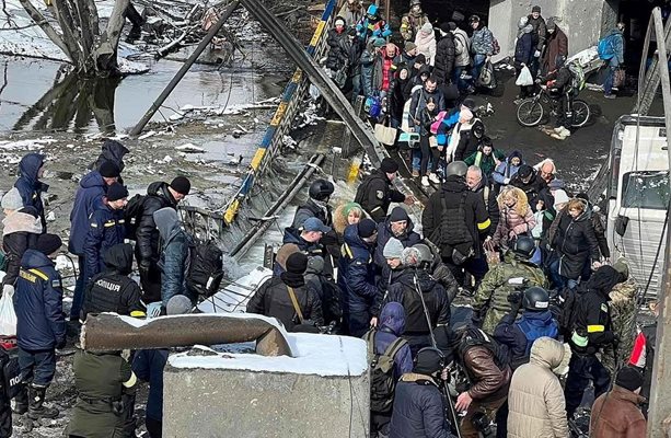 Евакуация на цивилни от Ирпин, Кийвска област, март 2022 г. Снимка: МВР на Украйна