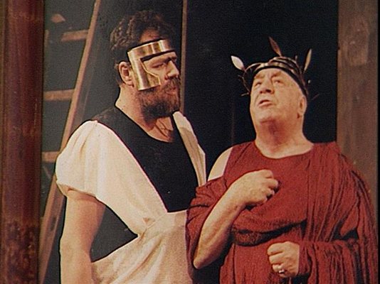 Калата си партнира с Ивайло на сцената на Сатирата в спектакъла "Ромул Велики" от Дюренмат. 
СНИМКИ: ПИЕР ПЕТРОВ И АРХИВ