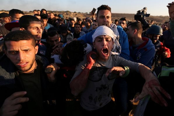 След сблъсъци с израелската армия в петък, случили се в северната част на Ивицата Газа и Западния бряг, поне 750 палестинци са ранени. СНИМКА: Ройтерс