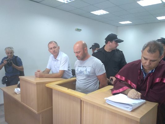 Георги Моллов (в средата) в Пловдивския окръжен съд