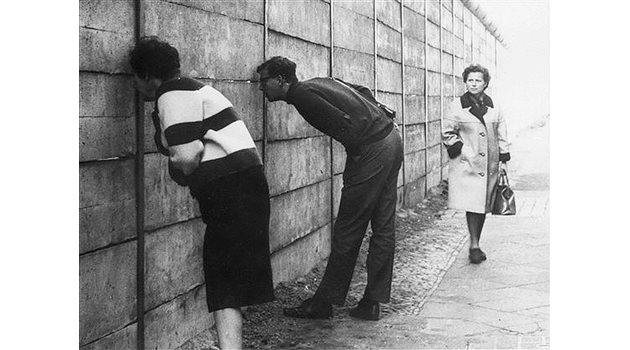 Поглед към Запада през зида на Изтока, Берлин, 1966 г.