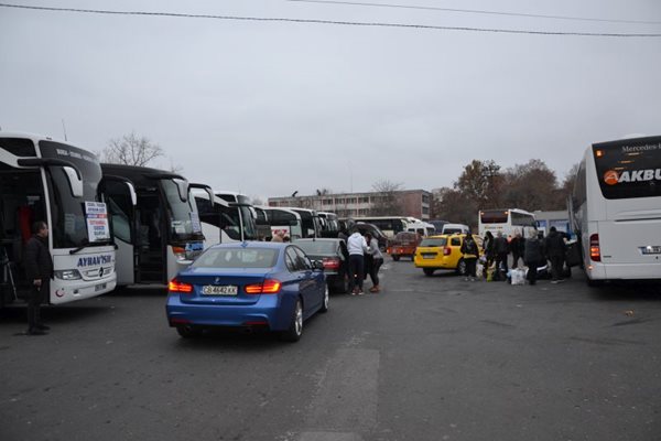 На автогарата в Кърджали не се наблюдава увеличение на броя пристигащи от Турция.
