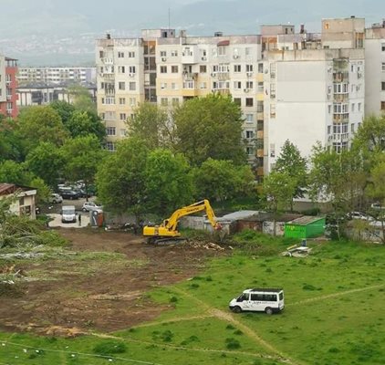 Багери започнаха да разкопават зелената площ, където ще се строи 14-етажна сграда.

СНИМКА: Фейсбук