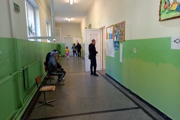 Коридорите пред изборните секции в пловдивското училище "Братя Миладинови" пустеят.
Снимки: Авторът