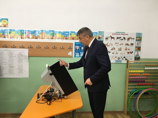 Мустафа Карадайъ гласува в Кърджали. СНИМКИ: НЕНКО СТАНЕВ