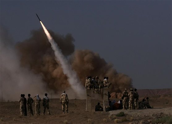 Ирански военни изстрелват ракета.