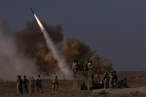 Ирански военни изстрелват ракета.