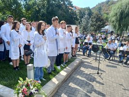 Първокурсниците в МУ-Пловдив положиха клетва в "Церемония на бялата манта" (Снимки)