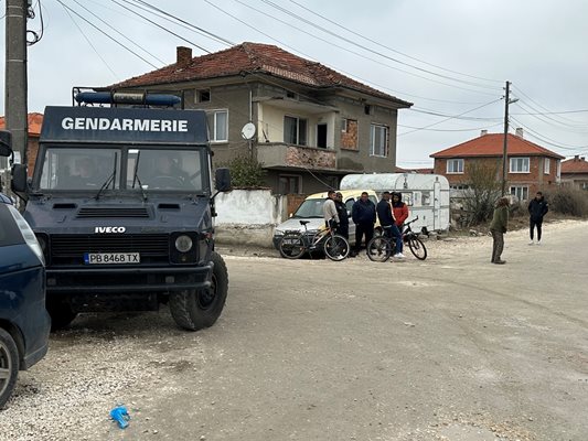 Къщата, където е станало двойното убийство, и магазинът на семейство Комитски. В деня след стрелбата етническата махала в Маноле беше пълна с униформени.