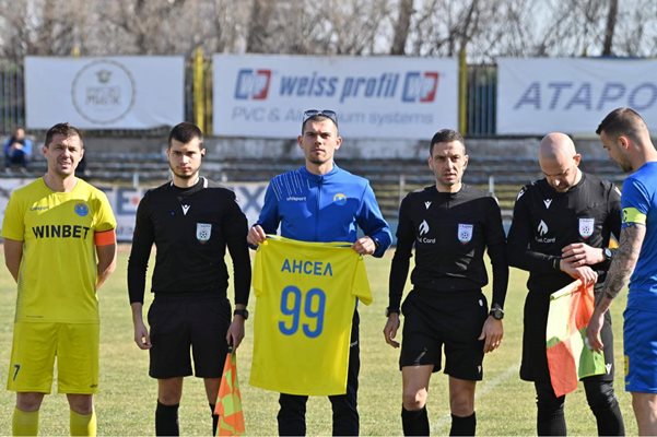 Екипът, който ще бъде подарен на Ансел Велев по показан по време на контролата "Марица"-"Крумовград"