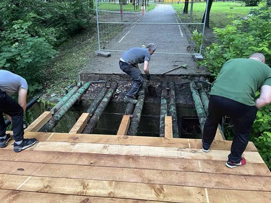 За два дни ремонтираха опасен мост в парка на Благоевград.