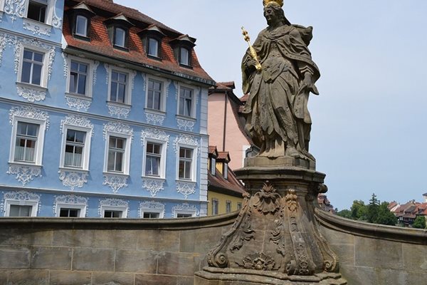 Паметникът на света Кунигунда Люксембургска, която се смята за закрилница на Бамберг.