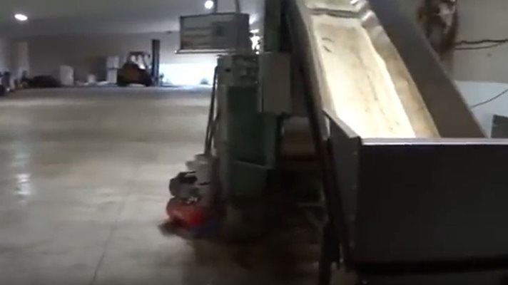 Това е машината за рязане на тютюн в склада на бившата мандра в Калугерово.