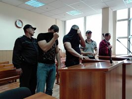 Полицаите Стефан Моден и Петър Атанасов крият лицата си в съда.