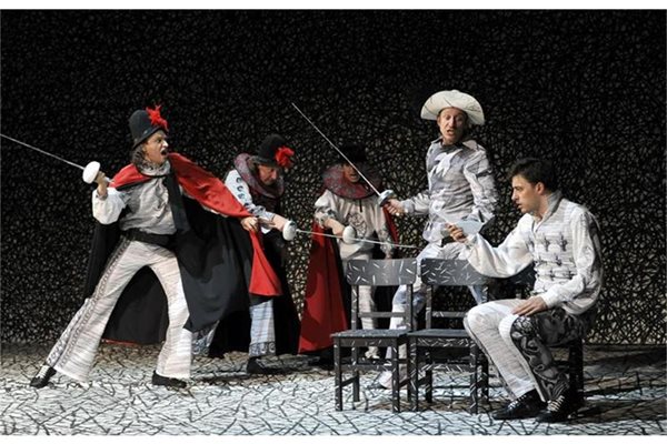 Деян Донков и Владо Карамазов (крайните двама вдясно) в сцена от "Сйрано дьо Бержерак" в Народния театър