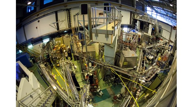 В ЦЕРН има фабрика за антиматерия. 
СНИМКИ: ВАСИЛ ПЕТКОВ