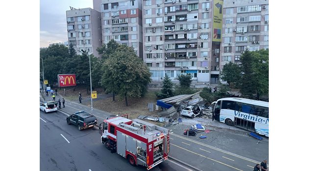 Катастрофата става на най-оживеното кръстовище "Трапезица" в Бургас до пешеходна зона.
