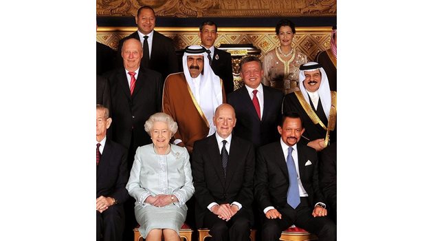 Симеон Сакскобургготски е застанал точно до кралица Елизабет при снимката й за спомен с кралски личности на диамантения й юбилей през 2012 г. Тогава тя отпразнува 60 г. от коронацията си.
СНИМКА: РОЙТЕРС