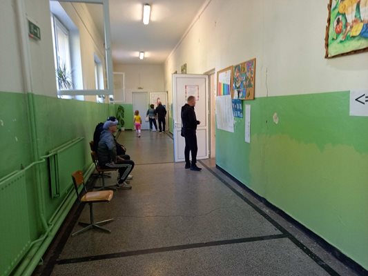 Коридорите пред изборните секции в пловдивското училище "Братя Миладинови" пустеят.
Снимки: Авторът