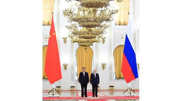 Руският президент Владимир Путин разговаря с китайския си колега Си Цзинпин.