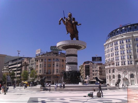 Паметникът на Александър Македонски в центъра на Скопие. СНИМКА: ЛИЧЕН АРХИВ