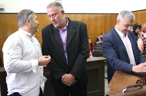 Д-р Иван Димитров (в средата) с двамата си адвокати Георги Кутрянски и Гено Василев

