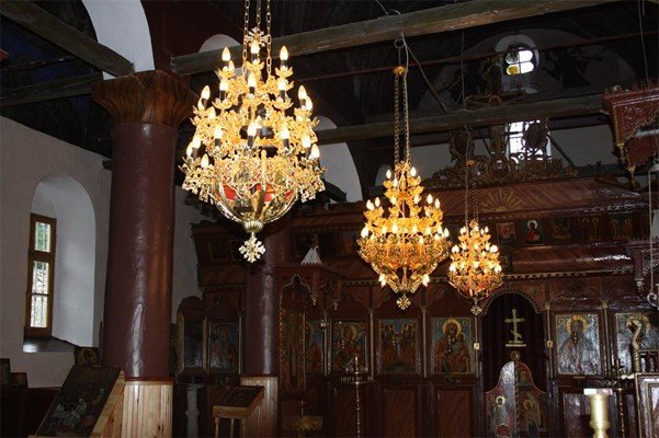 Полилеите в църквата "Св.св. Петър и Павел" също са дарение от юбиляри.