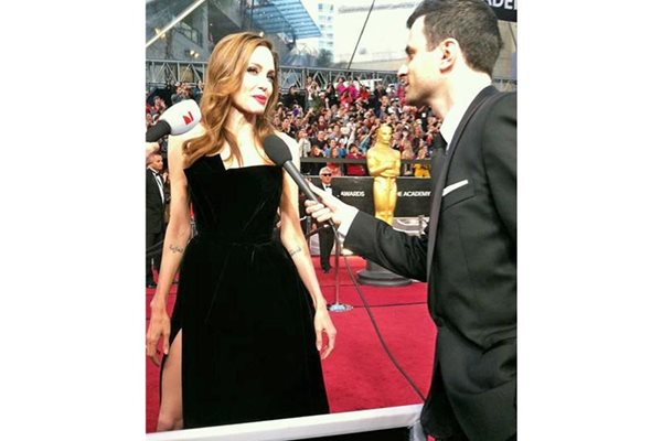 Ясен Дараков на червения килим току-що е спрял за интервю Анджелина Джоли.  СНИМКИ: bTV