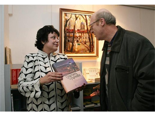 Авторката Катя Митова-Ганева, получи много поздравления за книгата си от великотърновци, живеещи в София. 
СНИМКА: АНДРЕЙ МИХАЙЛОВ