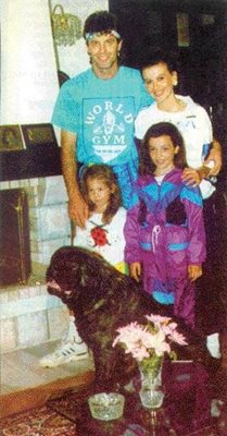 1993 г. Наско, Илияна, Славея и Виолета в къщата им в Долни Богров заедно с покровителката на семейството - мастифът Хера.
