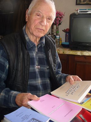 Илия Карагонов показва книгите, които е написал и издал през последните години.