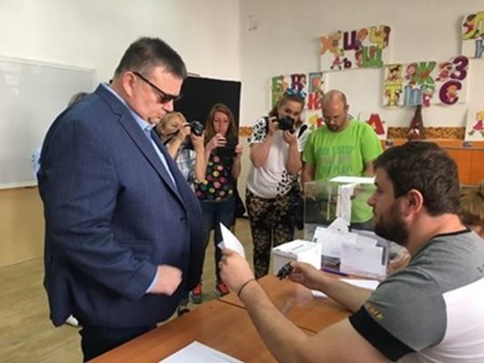Сотир Цацаров гласува в пловдивското училище "Д-р Петър Берон". Снимка: Радко Паунов