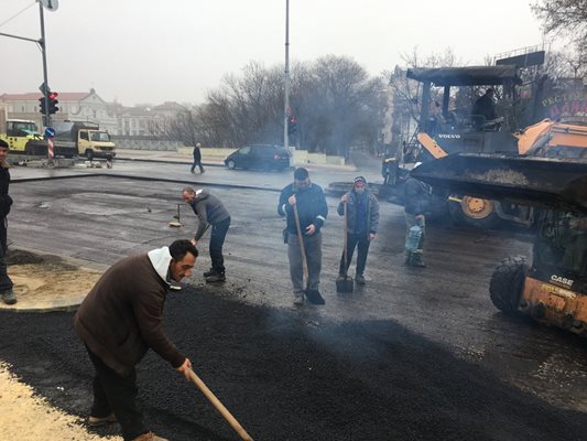 С лопати разстилат горещия асфалт по бул. "Цар Борис Трети".